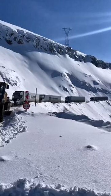 Sahara Geçidi’nde buzlanma kazaya neden oldu
