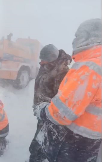 Sahara Geçidi’nde Kara Yolları ekibinin üzerine çığ düştü
