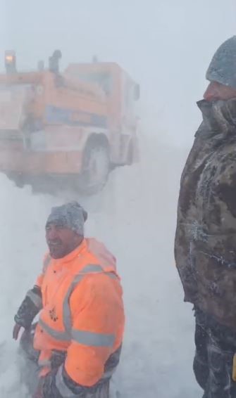 Sahara Geçidi’nde Kara Yolları ekibinin üzerine çığ düştü
