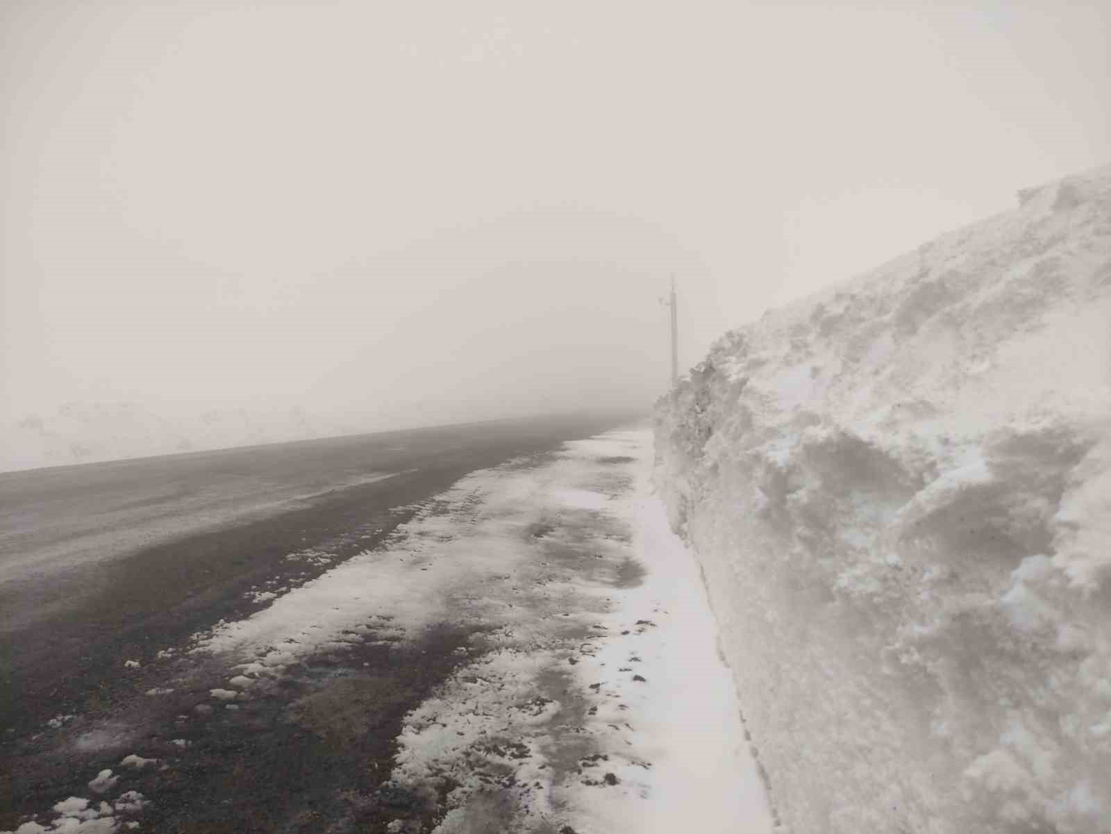 Sahara geçidinde yoğun sis ulaşımı olumsuz etkiliyor
