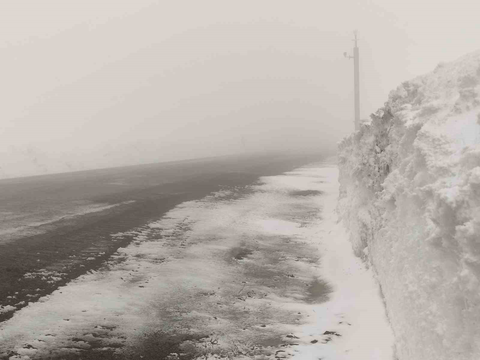 Sahara geçidinde yoğun sis ulaşımı olumsuz etkiliyor
