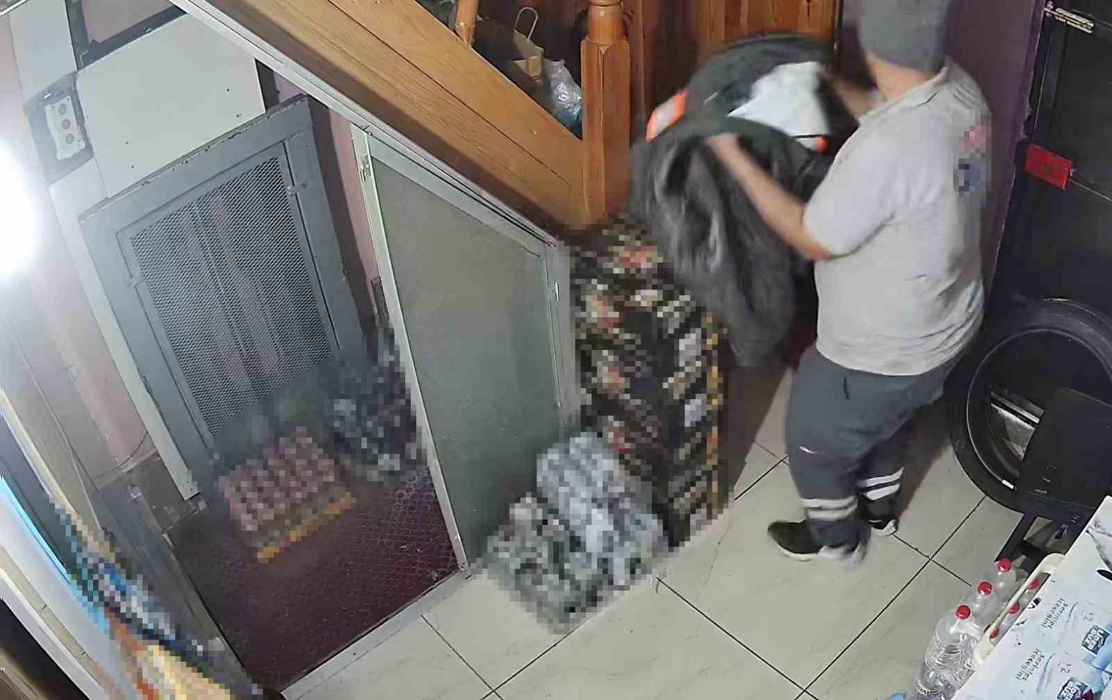 Sahibiyle samimiyet kurduğu iş yerinden önce çöpleri, sonra 250 karton sigarayı çıkarttı
