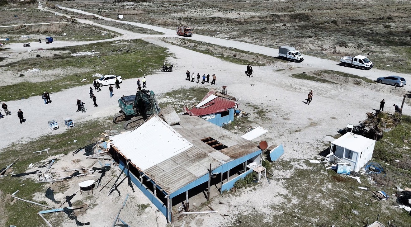 Sahil kenarındaki kaçak yapıların yıkımı sürüyor
