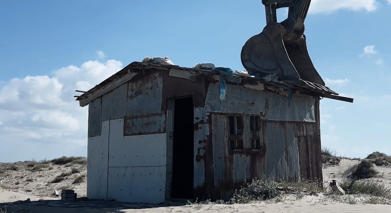 Sahil kenarındaki kaçak yapıların yıkımı sürüyor
