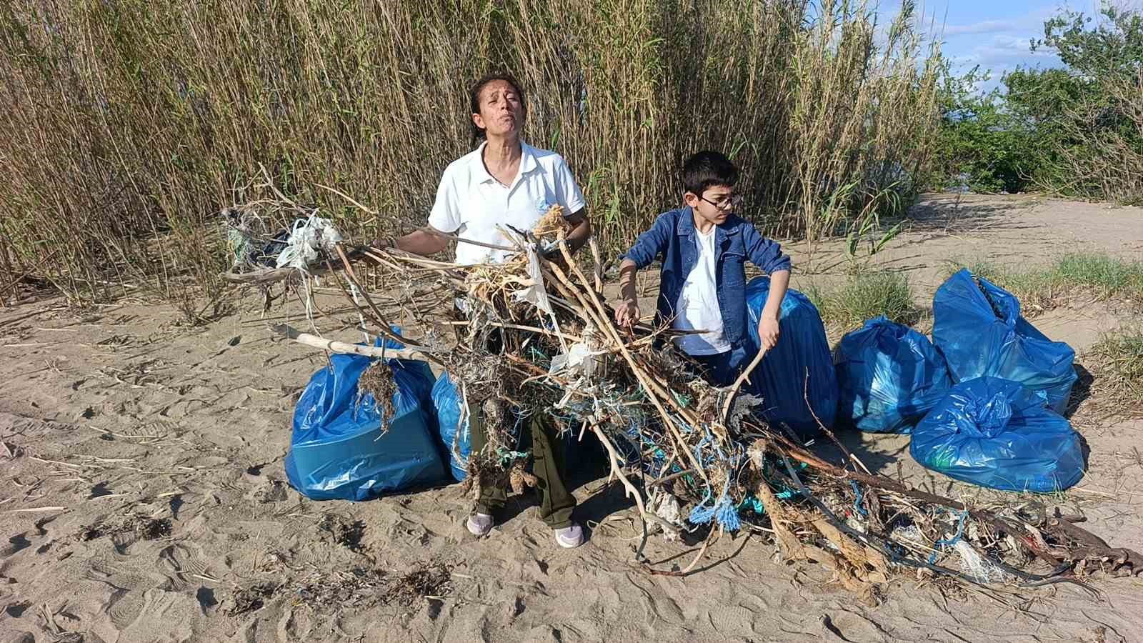 Sahil temizliğinde toplanan çöp yığını görenleri hayrete düşürdü
