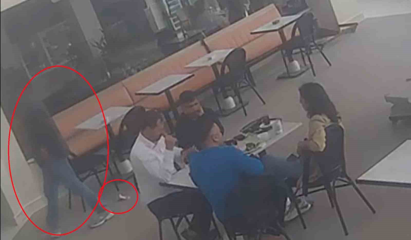 Sahilde aradığı parasını kafede düşüren vatandaşın o anları kameraya yansıdı
