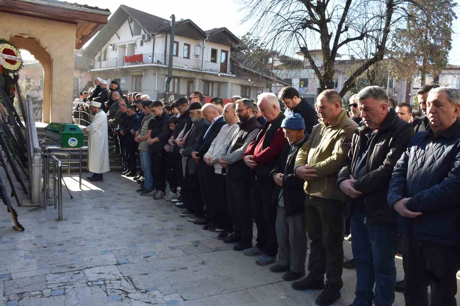 Sahilde ölü bulunan iş adamı son yolculuğuna uğurlandı
