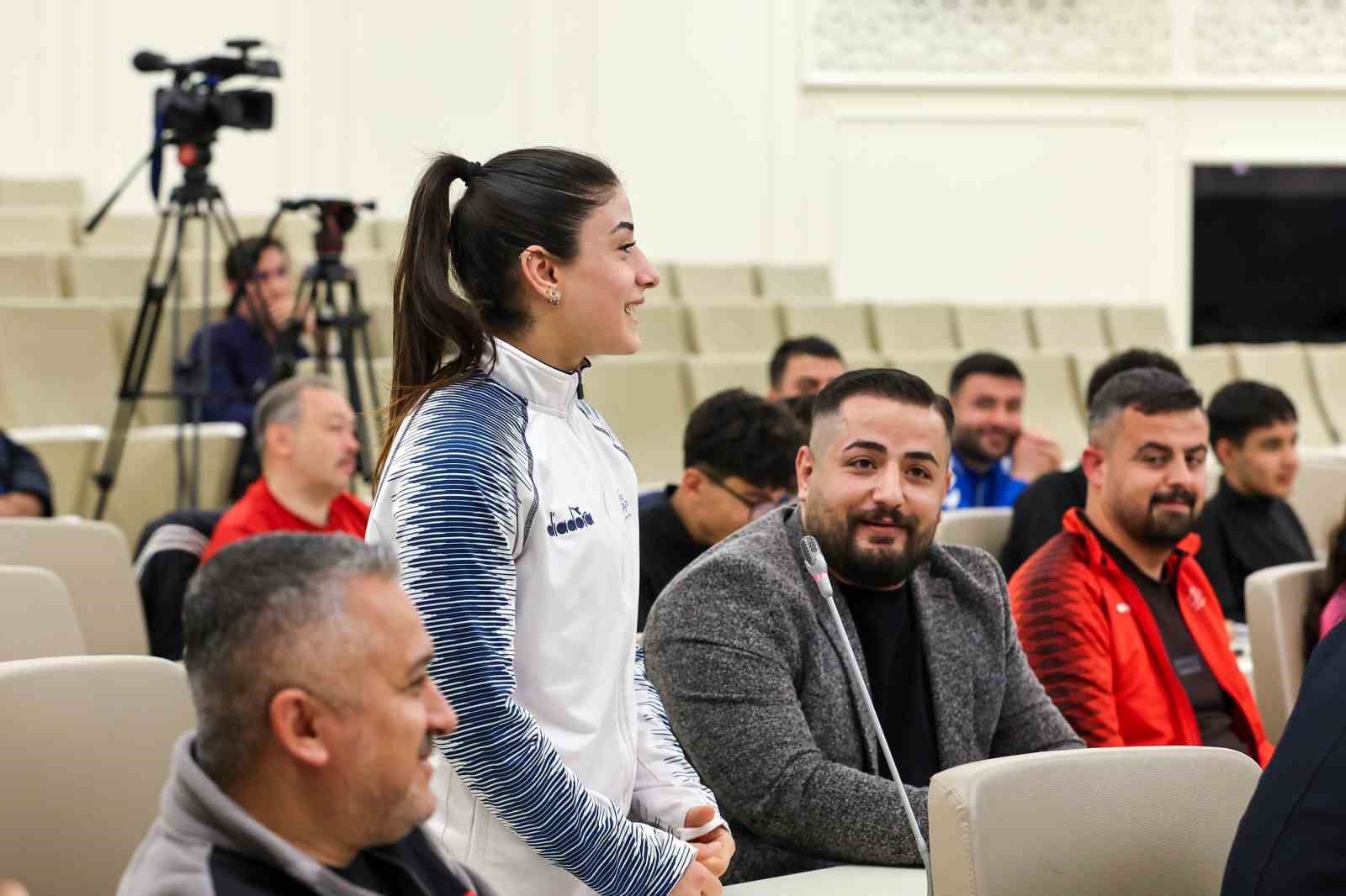 Şahin, başarılı sporcularla bir araya geldi
