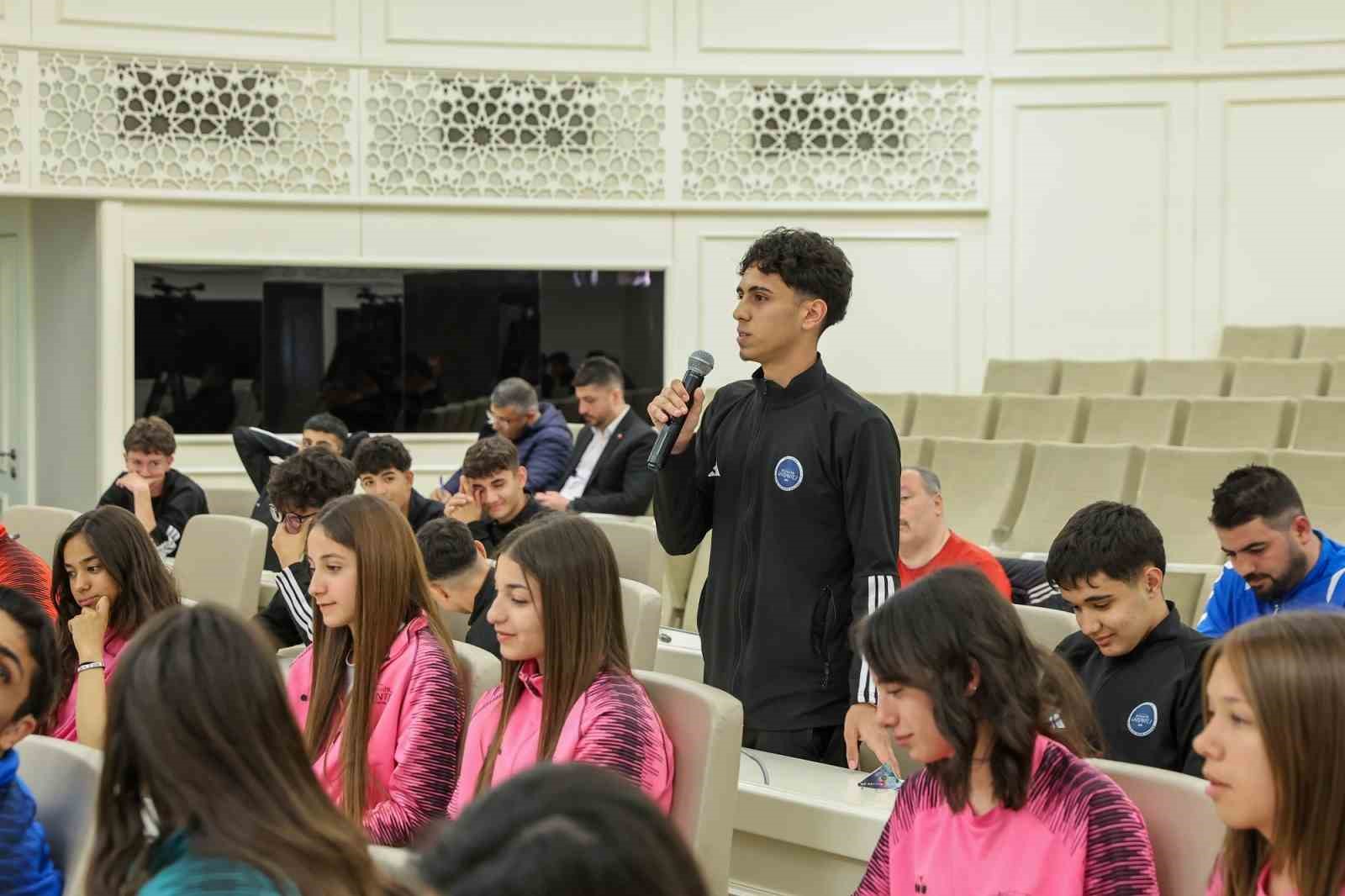 Şahin, başarılı sporcularla bir araya geldi
