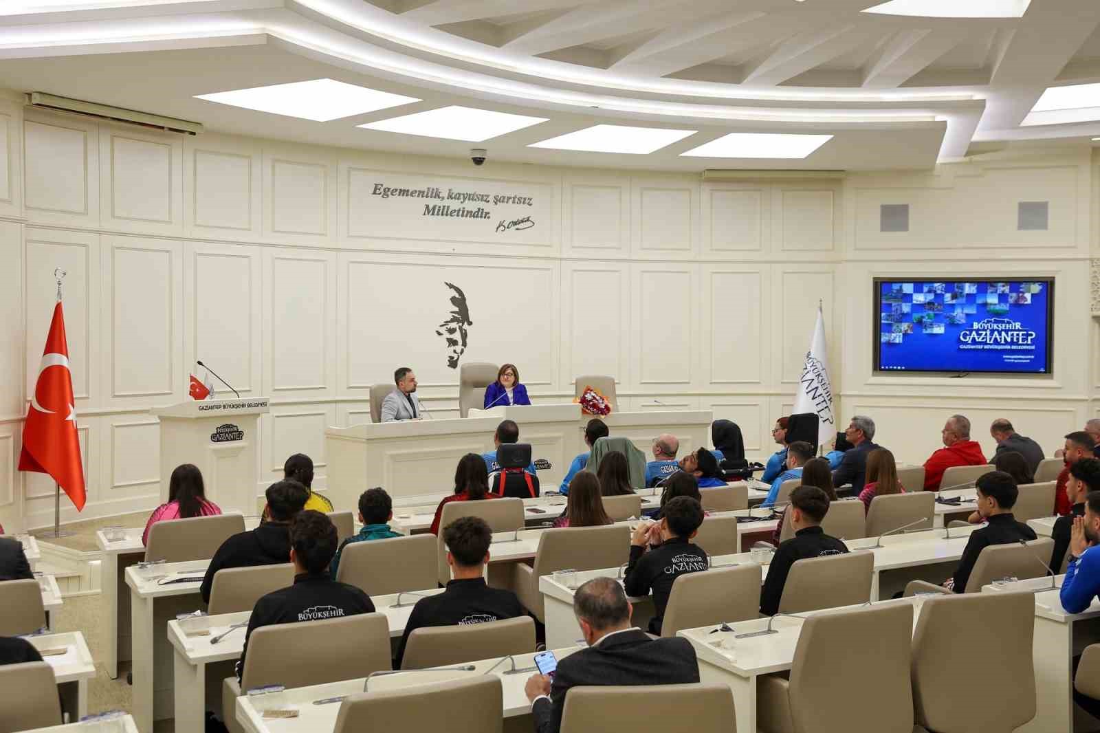 Şahin, başarılı sporcularla bir araya geldi
