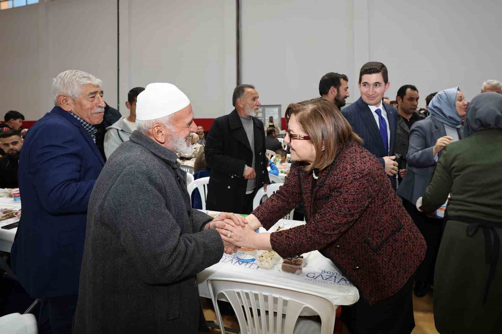 Şahin, Oğuzeli’nde vatandaşlarla iftar programında buluştu
Şahin, Oğuzeli’nde vatandaşlarla iftar programında buluştu
