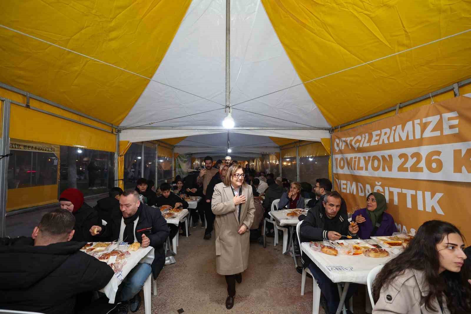 Şahin, vatandaşlarla iftarda buluştu
