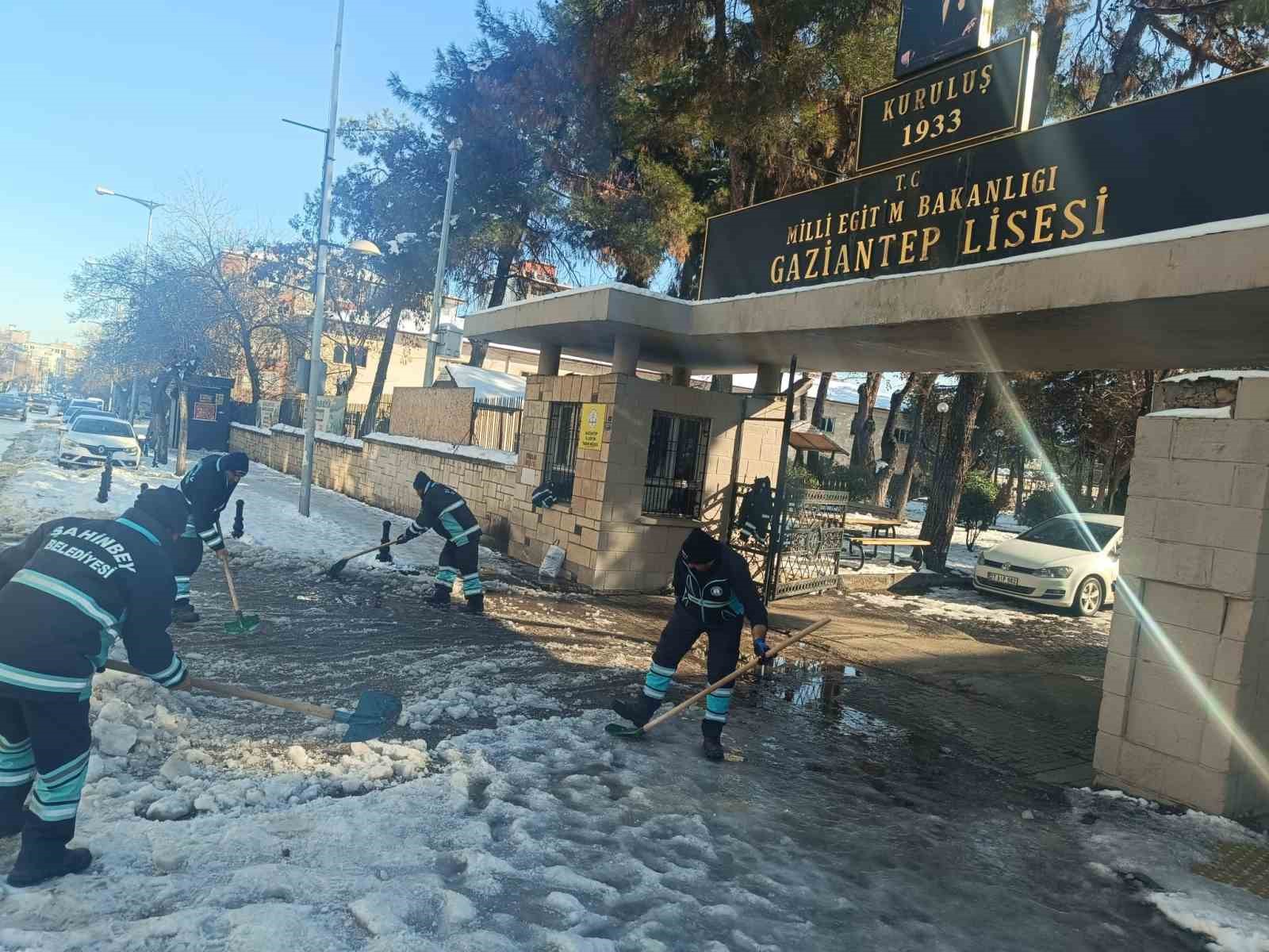 Şahinbey Belediyesi okul etraflarını ve yollarını temizledi
Şahinbey Belediyesi okul etraflarını ve yollarını temizledi