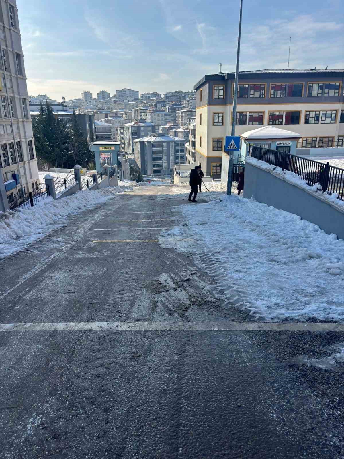 Şahinbey Belediyesi okul etraflarını ve yollarını temizledi
Şahinbey Belediyesi okul etraflarını ve yollarını temizledi