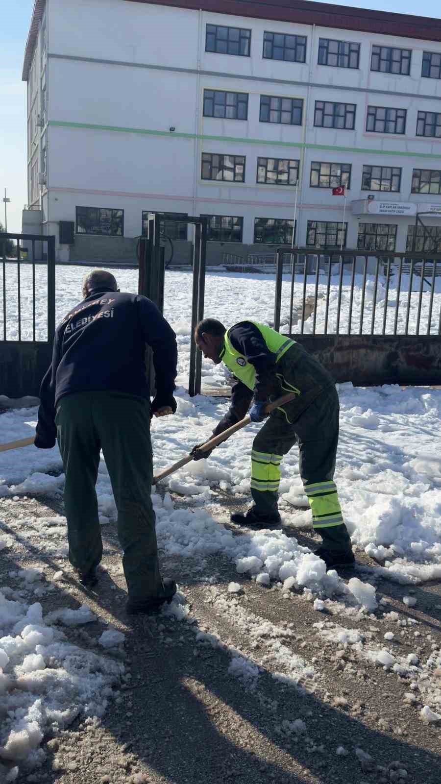 Şahinbey Belediyesi okul etraflarını ve yollarını temizledi
Şahinbey Belediyesi okul etraflarını ve yollarını temizledi