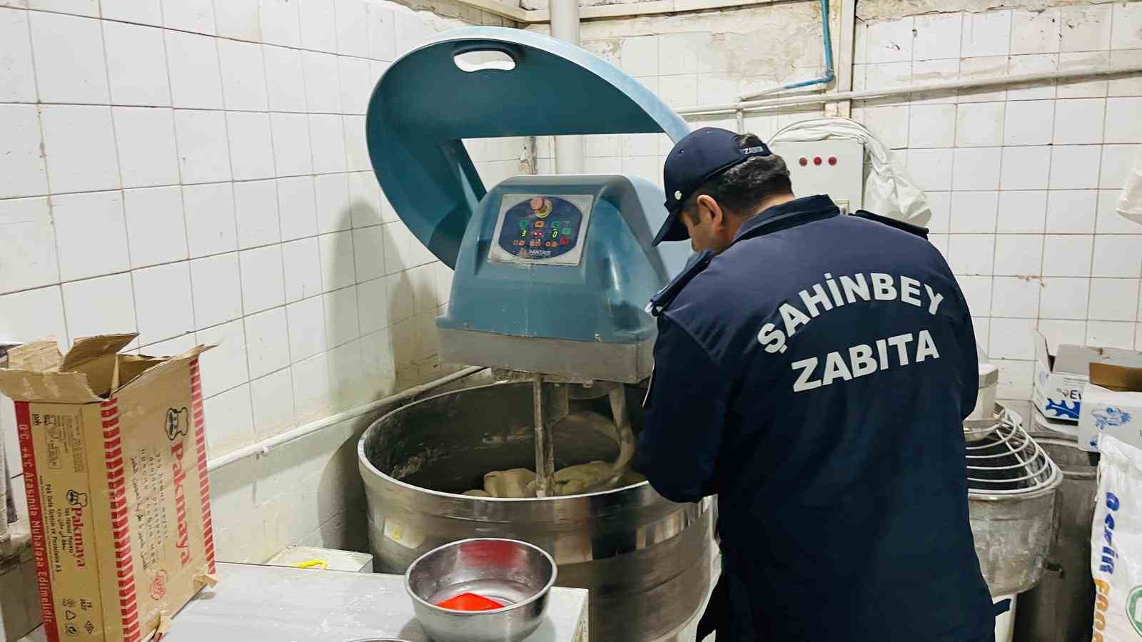 Şahinbey Belediyesi zabıta ekiplerinden gece denetimi
