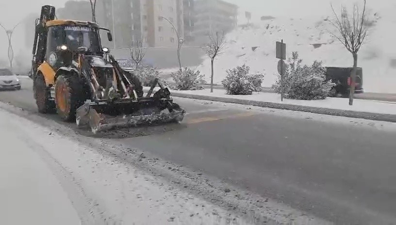 Şahinbey Belediyesi’nden kar yağışına anında müdahale

