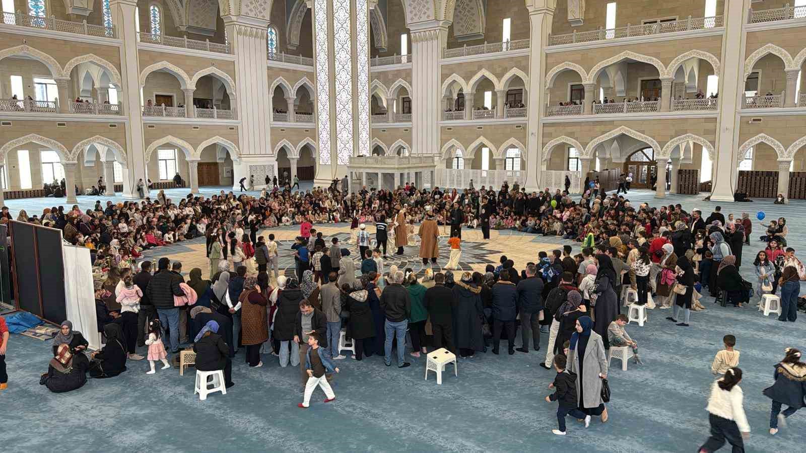 Şahinbey Millet Camii’nde çocuk sesleri
