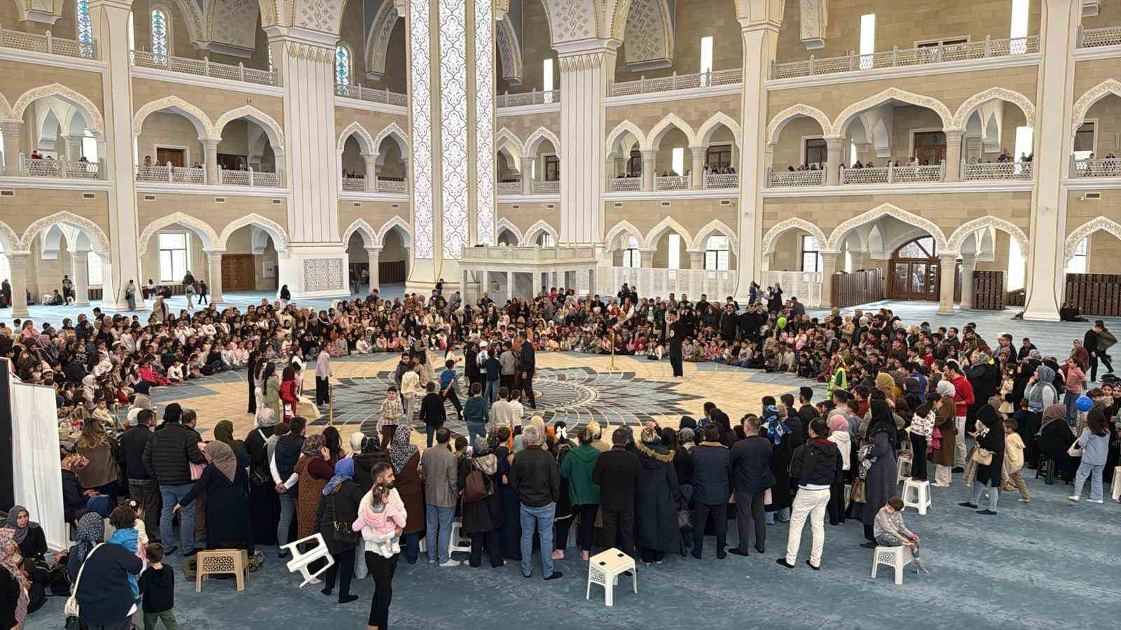 Şahinbey Millet Camii’nde çocuk sesleri
