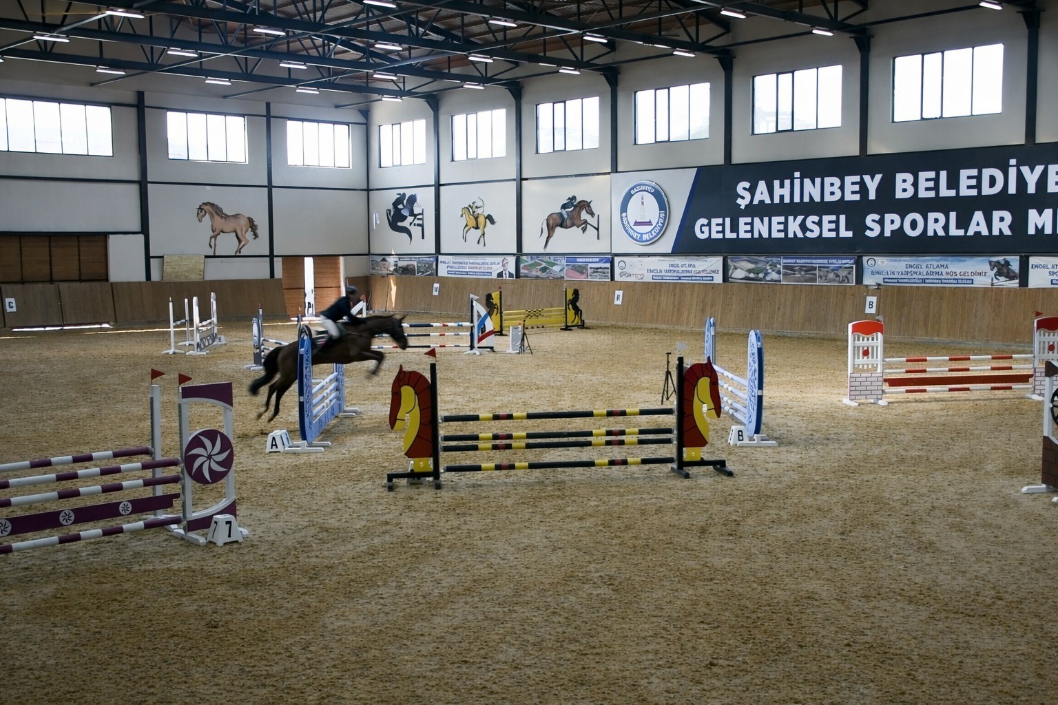 Şahinbey’de engel atlama heyecanı
