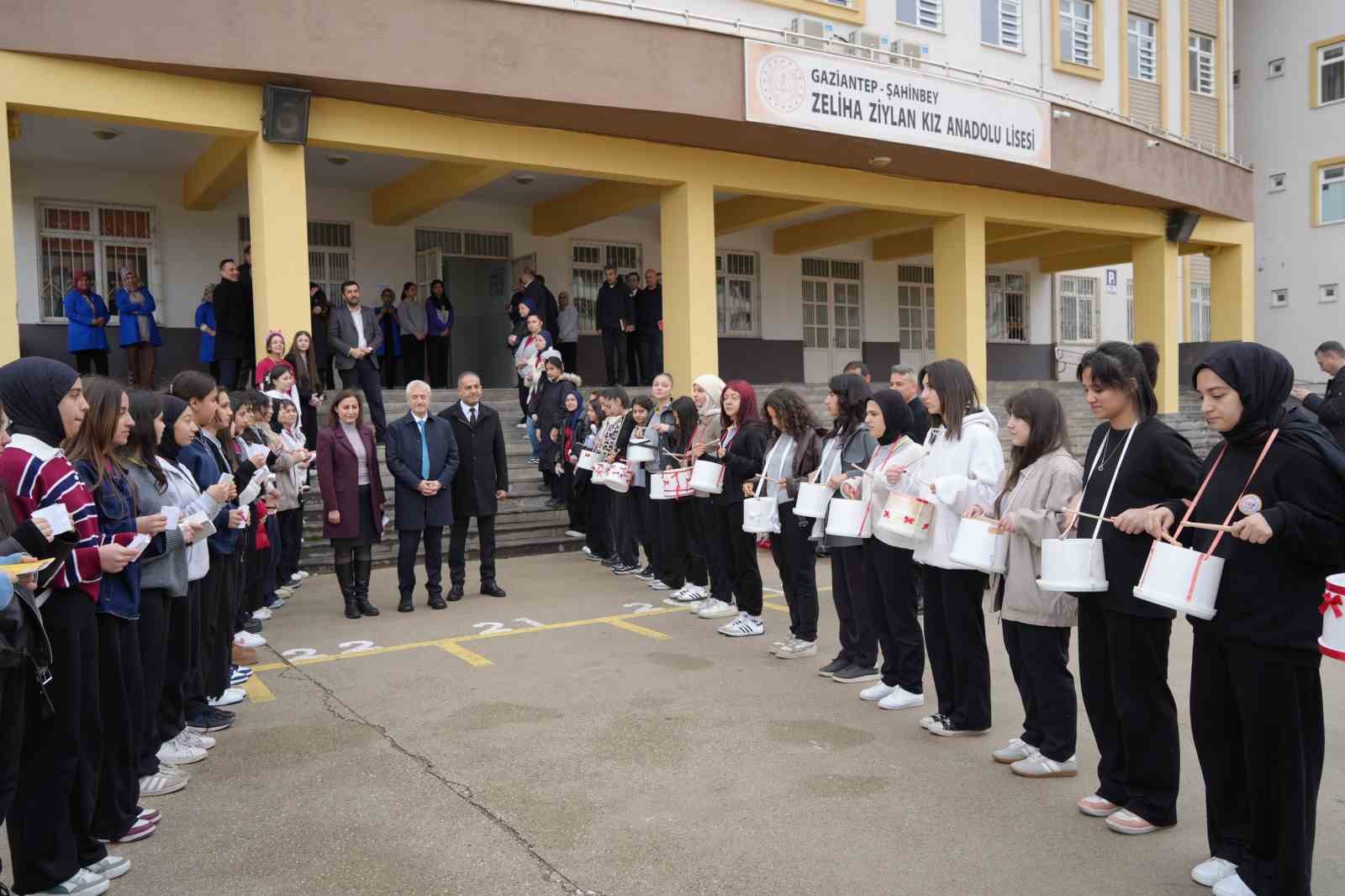 Şahinbey’de örnek etkinlik: Atıklar sanata dönüştü
Şahinbey’de örnek etkinlik: Atıklar sanata dönüştü