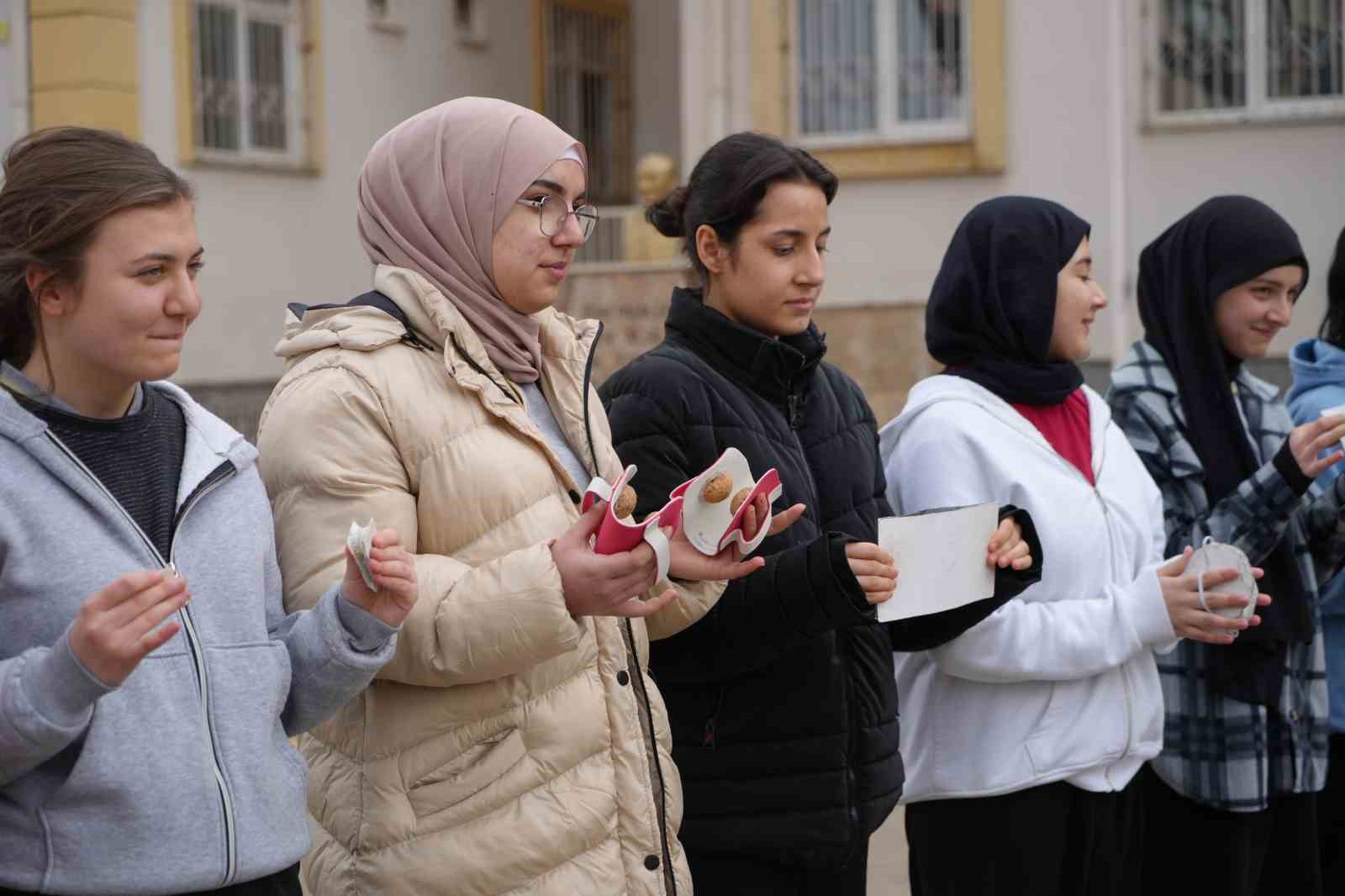 Şahinbey’de örnek etkinlik: Atıklar sanata dönüştü
Şahinbey’de örnek etkinlik: Atıklar sanata dönüştü