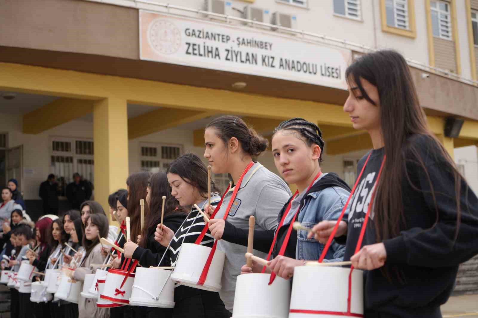 Şahinbey’de örnek etkinlik: Atıklar sanata dönüştü
Şahinbey’de örnek etkinlik: Atıklar sanata dönüştü