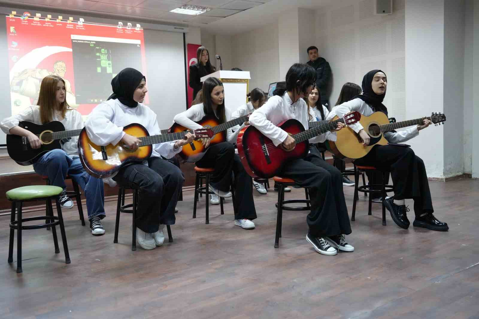 Şahinbey’de örnek etkinlik: Atıklar sanata dönüştü
Şahinbey’de örnek etkinlik: Atıklar sanata dönüştü