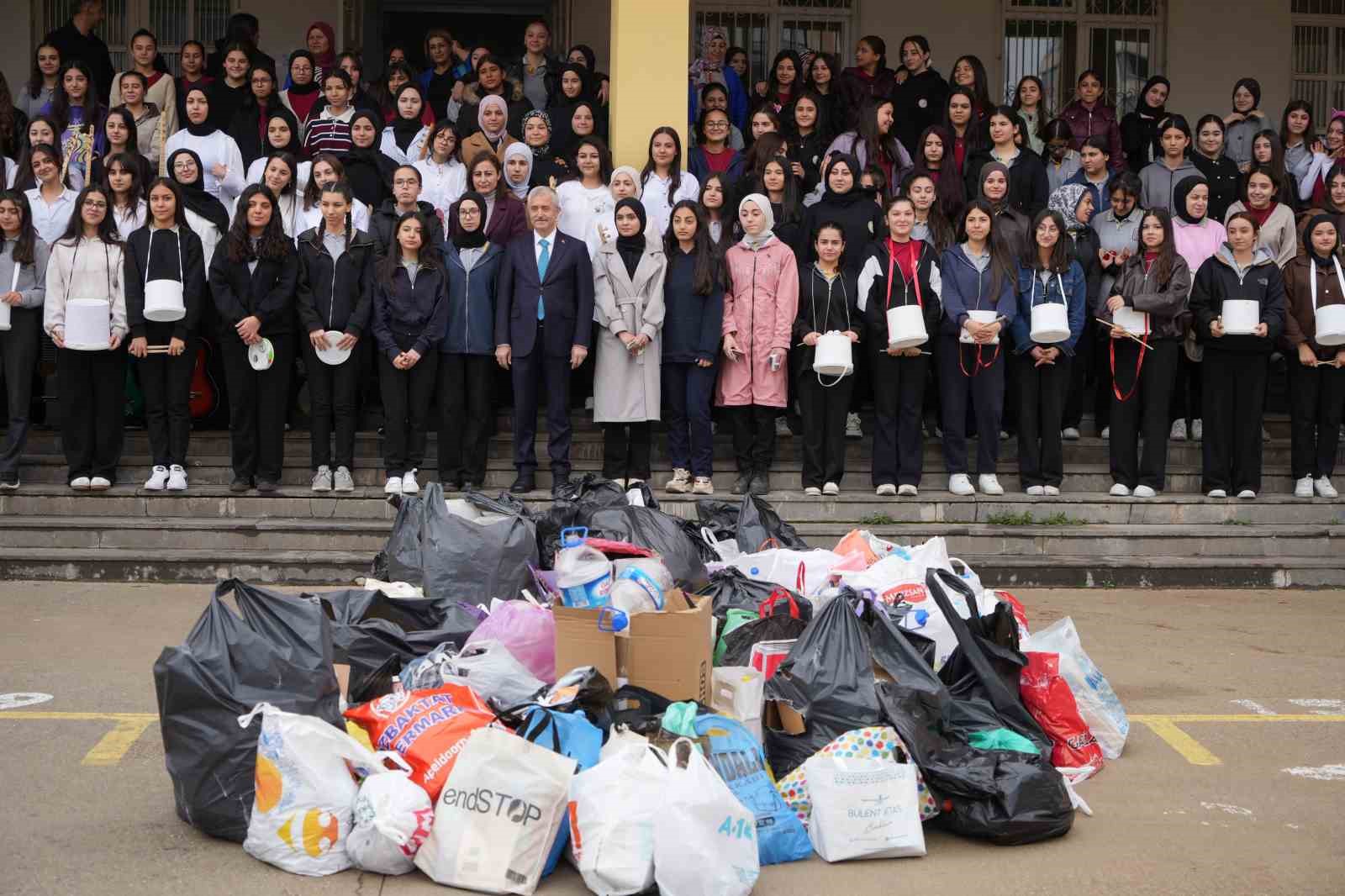 Şahinbey’de örnek etkinlik: Atıklar sanata dönüştü
Şahinbey’de örnek etkinlik: Atıklar sanata dönüştü