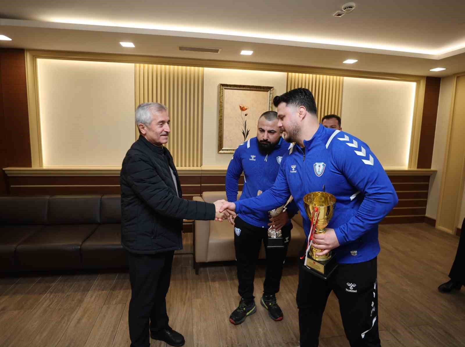 Şahinbey’in şampiyon güreşçilerinden büyük başarı
