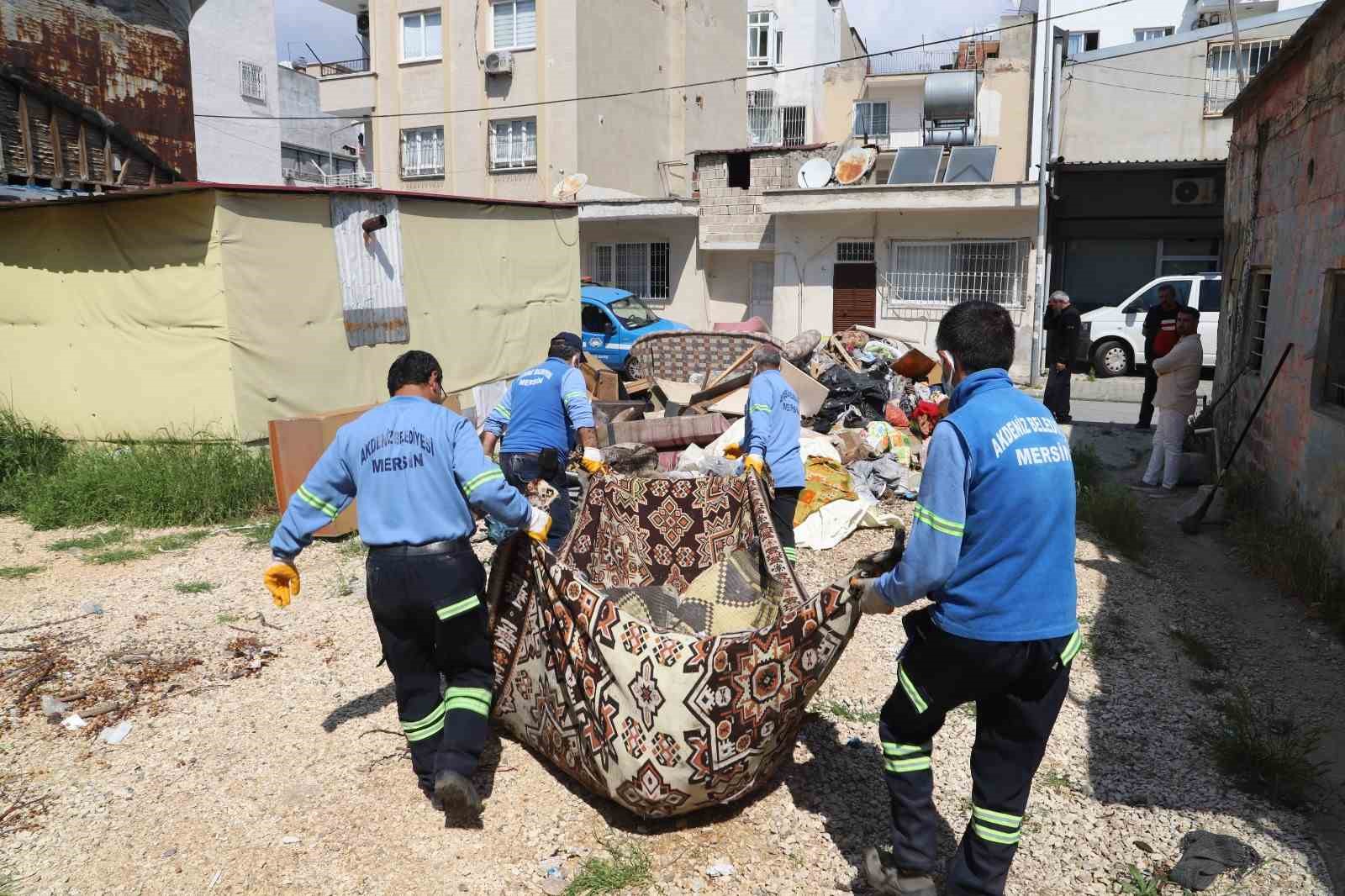 Sahiplerinin yaşamını yitirdiği evden bir kamyon çöp çıktı

