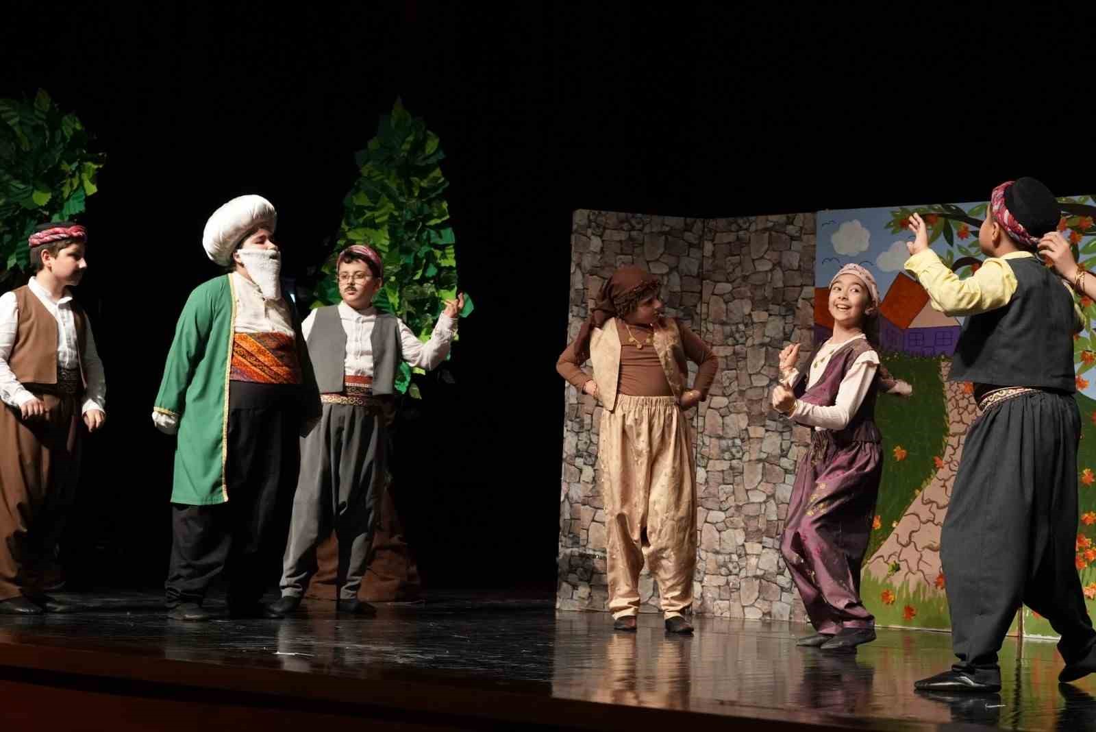 Sahnenin yıldızları göz kamaştırdı
Sahnenin yıldızları göz kamaştırdı