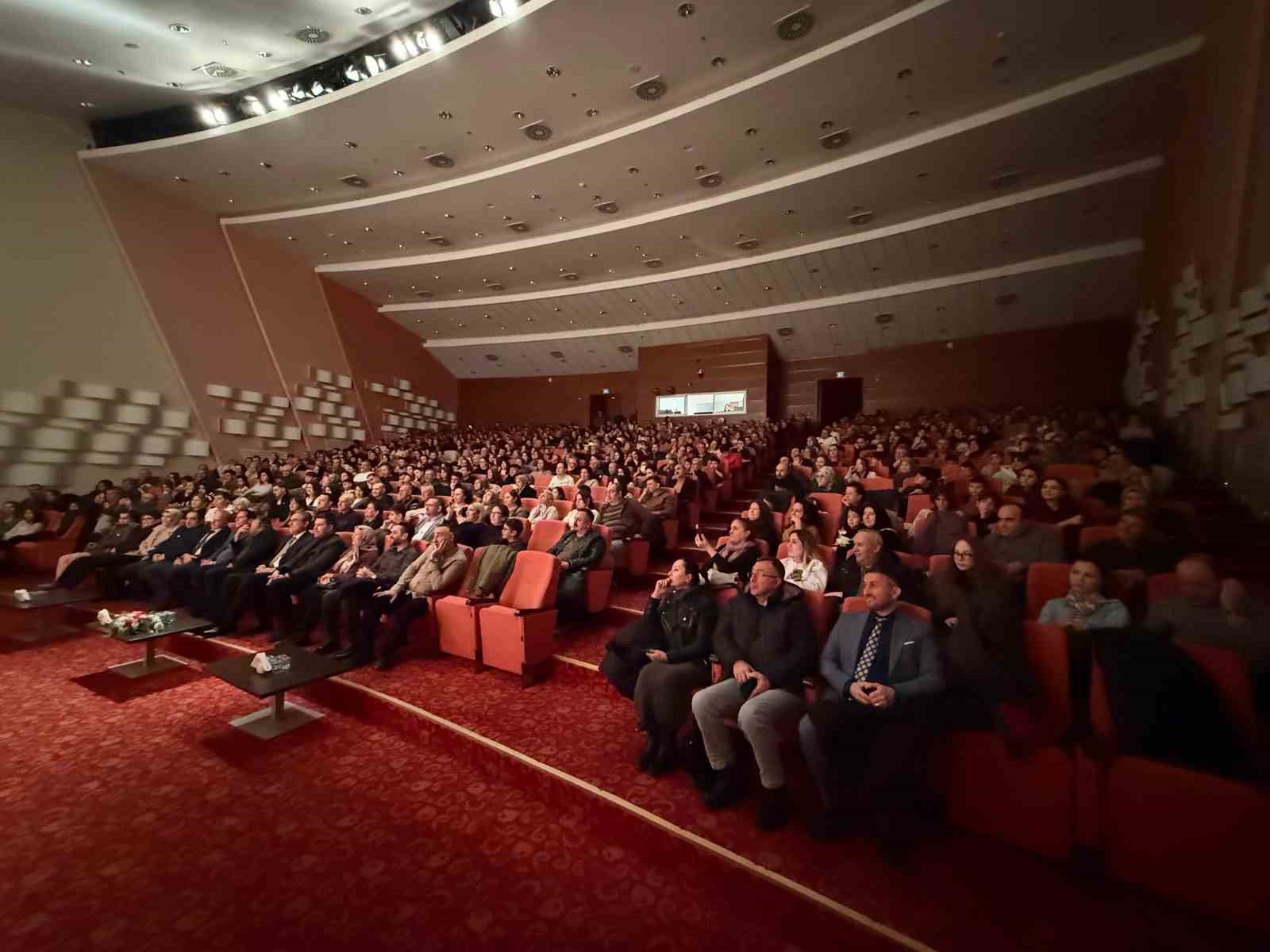 Sahnenin yıldızları göz kamaştırdı
Sahnenin yıldızları göz kamaştırdı