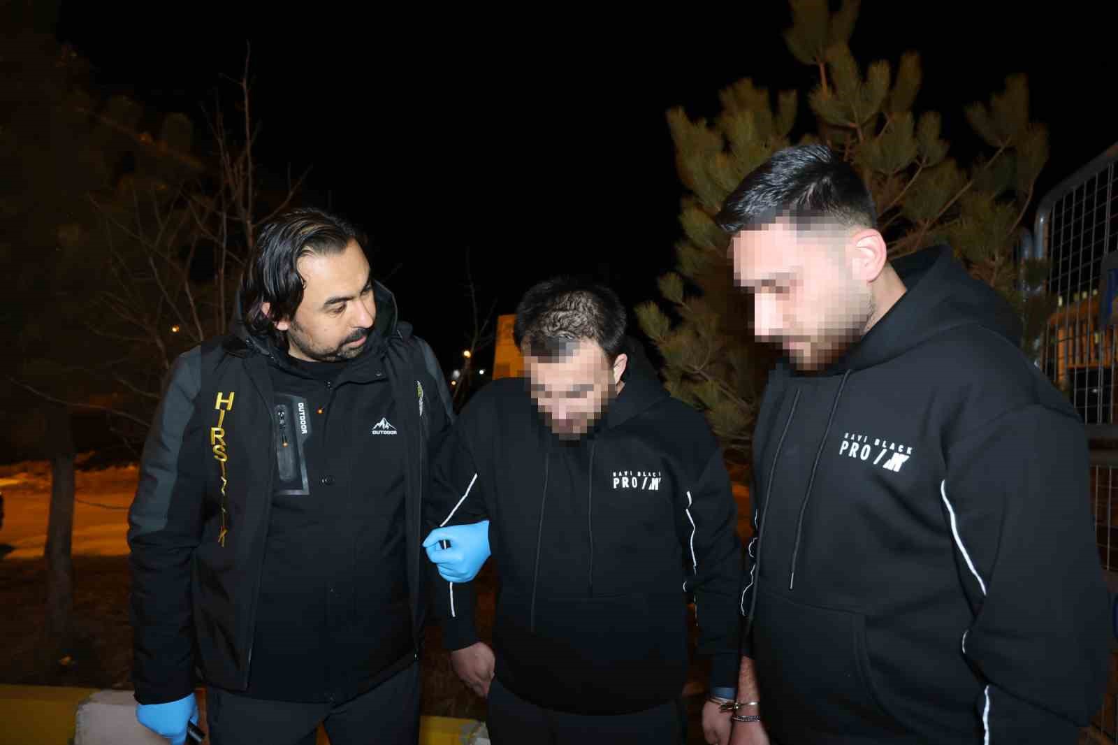 Sahte altın ile 15 kişiyi dolandırmışlar: 2 gözaltı
Sahte altın ile 15 kişiyi dolandırmışlar: 2 gözaltı