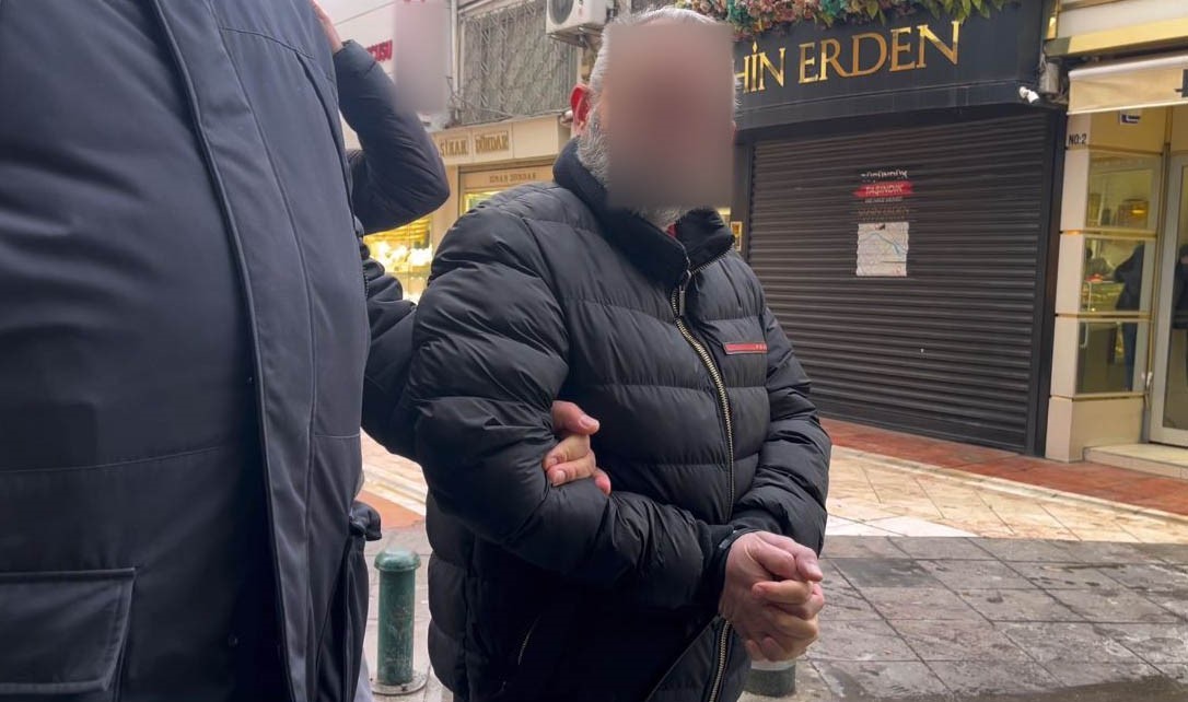 Sahte altını bozdurmaya çalışırken yakayı ele verdi
