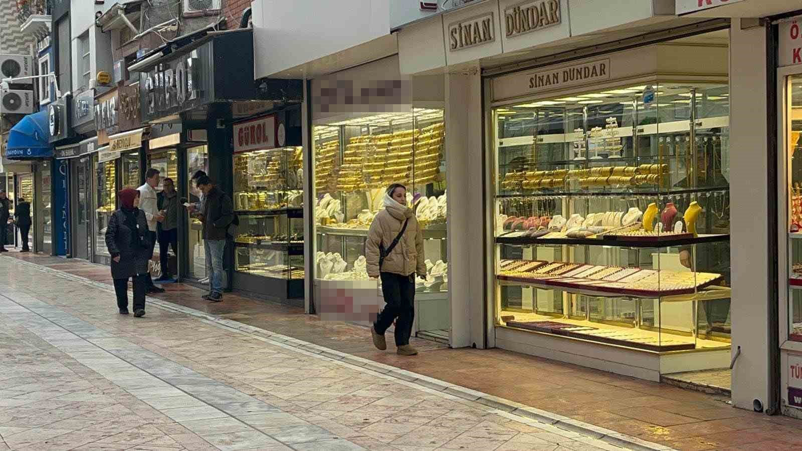 Sahte altını bozdurmaya çalışırken yakayı ele verdi
