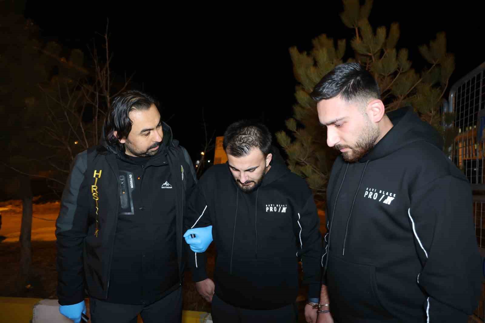 Sahte çeyrek altınla telefon vurgunu: 2 kişi tutuklandı
