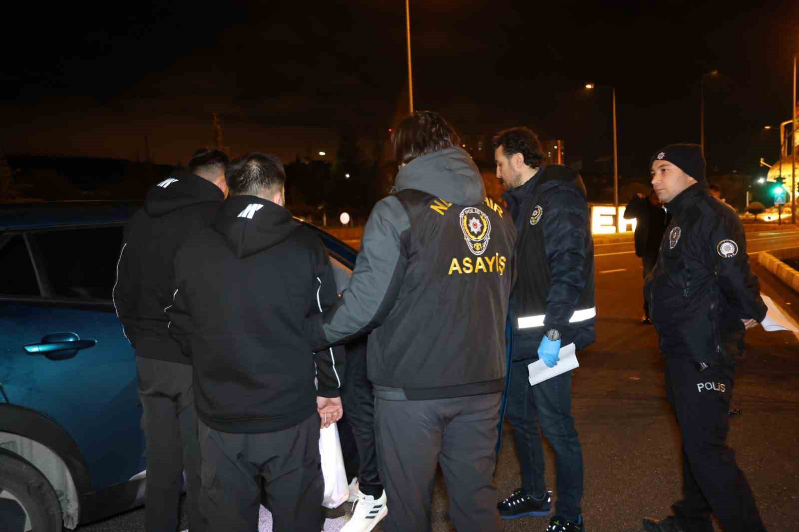 Sahte çeyrek altınla telefon vurgunu: 2 kişi tutuklandı
