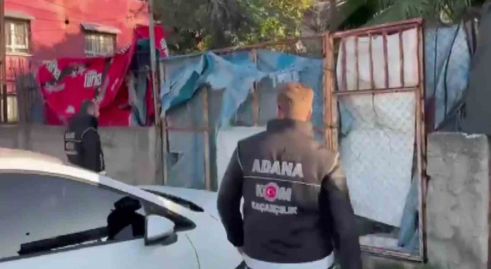 Sahte içkinin piyasaya sürüldüğü depoya baskın: 21 bin litre sahte içki ele geçirildi
