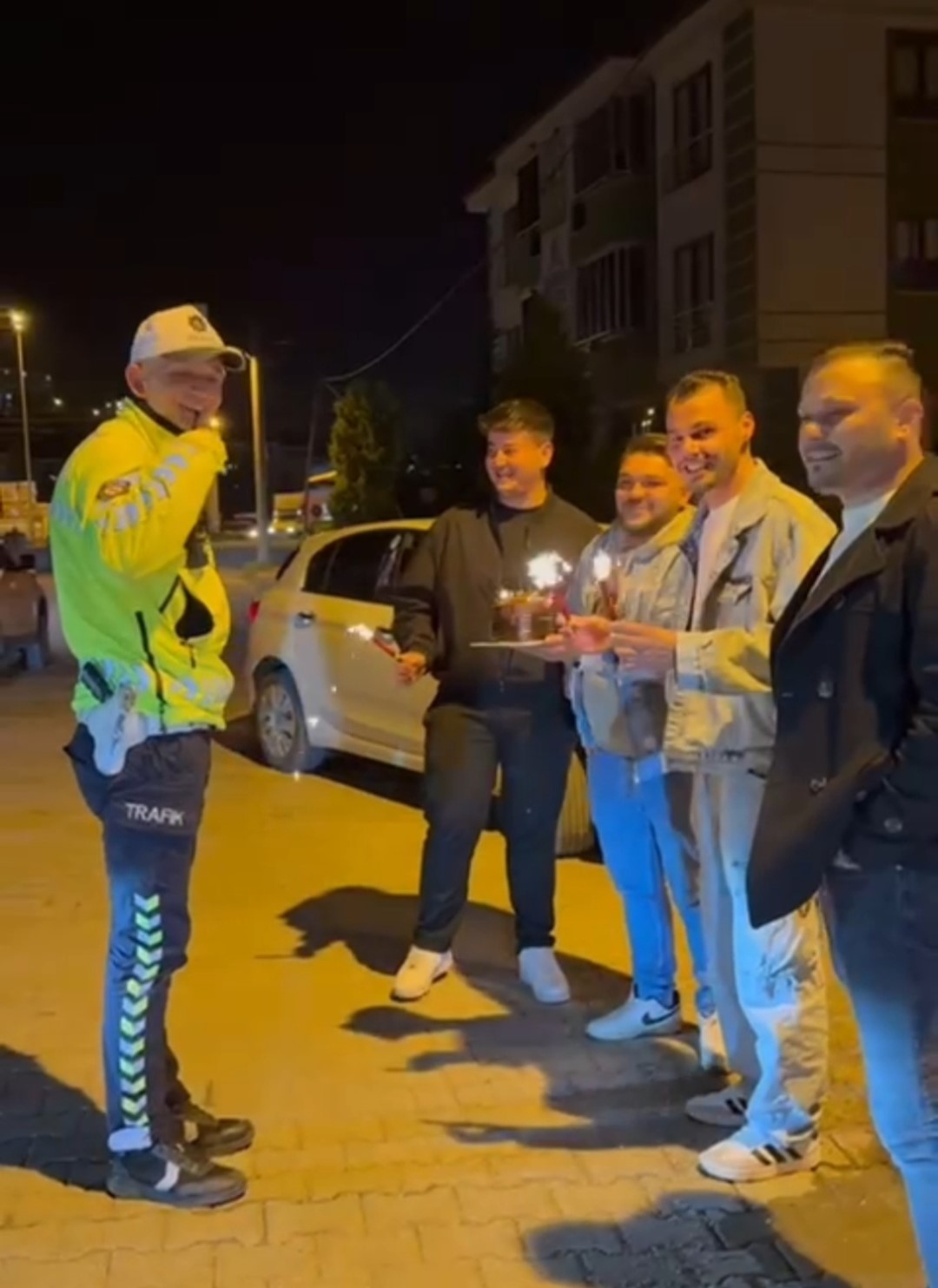 Sahte ihbarla polis haftasını kutladılar
