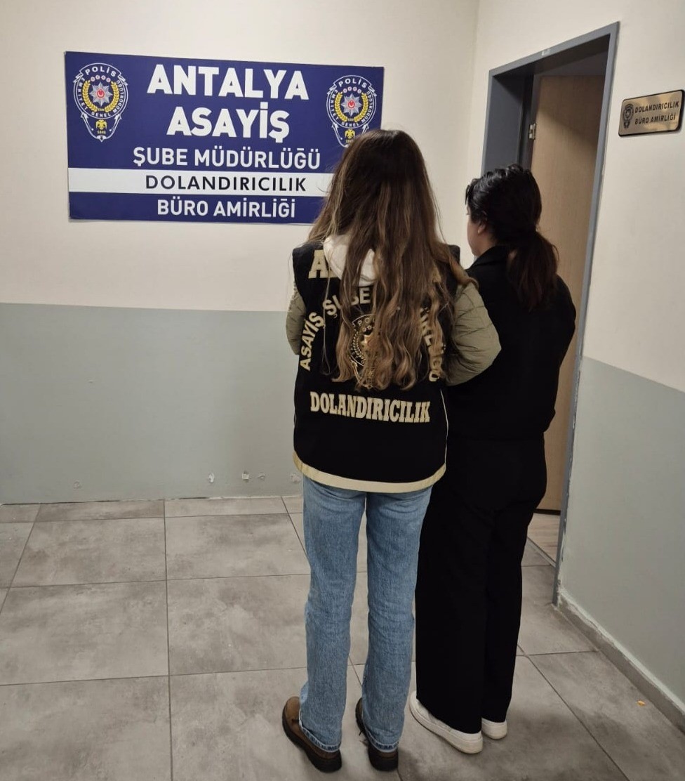 Sahte polisten 1 milyon liralık ziynet eşyası vurgunu
Sahte polisten 1 milyon liralık ziynet eşyası vurgunu