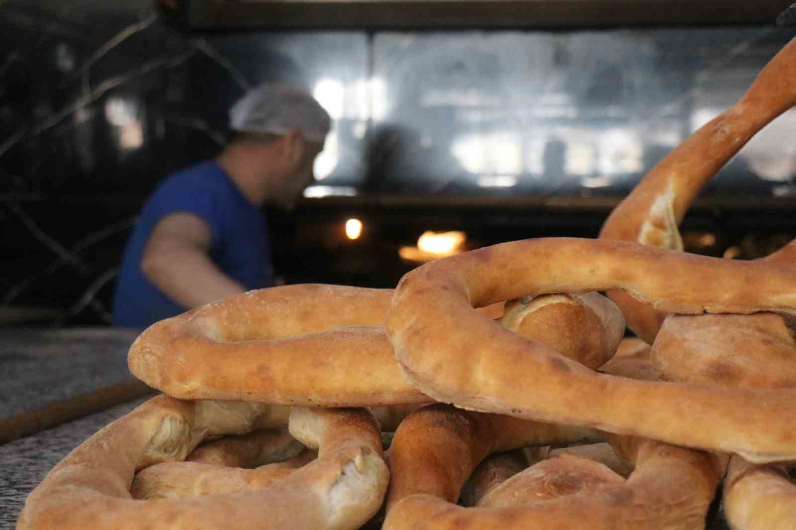 Sahur sofralarının asırlık konuğu: Ramazan ayına özel halka pide
