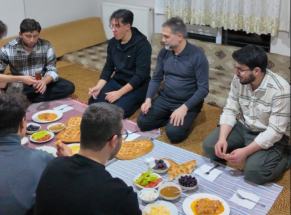 Sahur sofrasında öğrencileri yalnız bırakmadı
