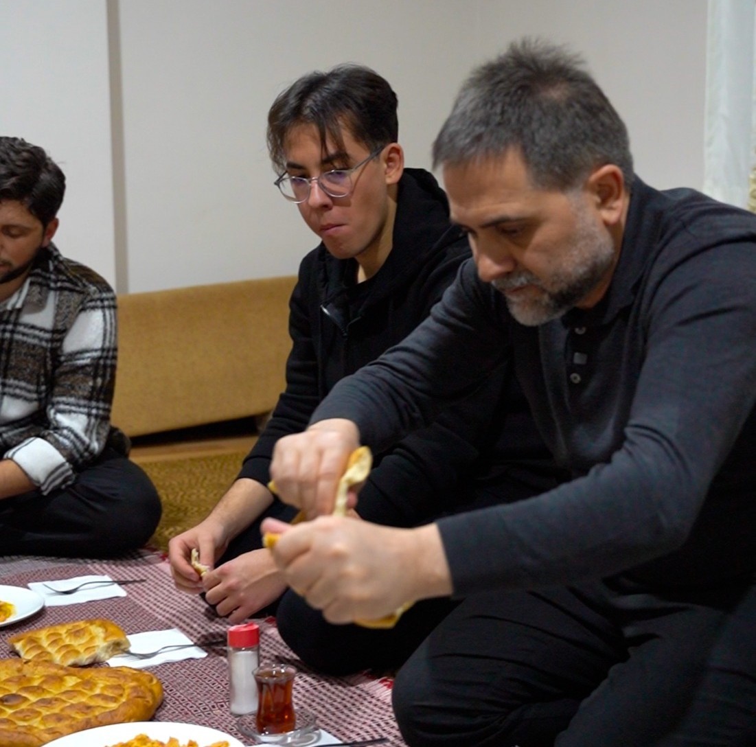 Sahur sofrasında öğrencileri yalnız bırakmadı
