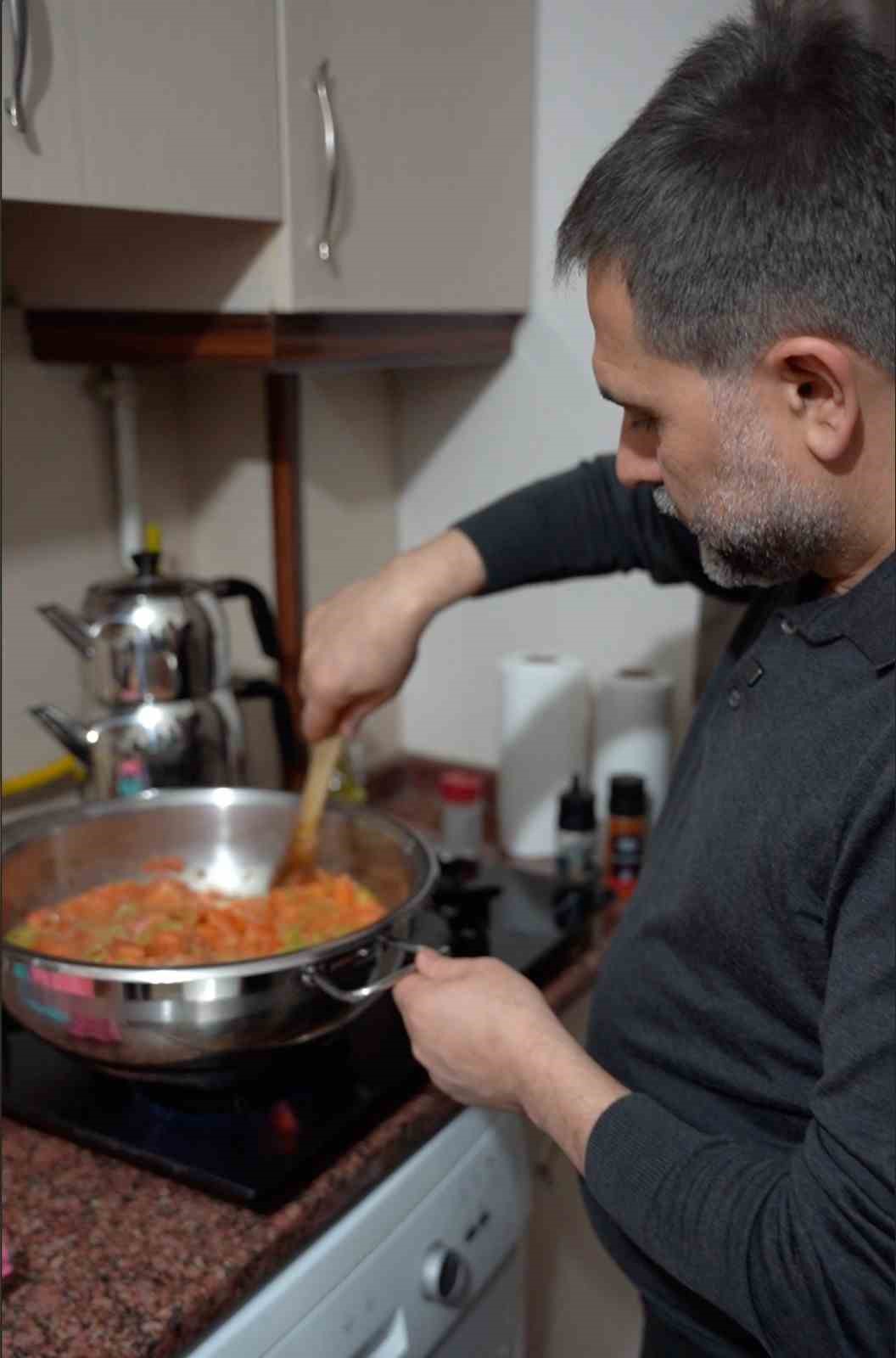 Sahur sofrasında öğrencileri yalnız bırakmadı
