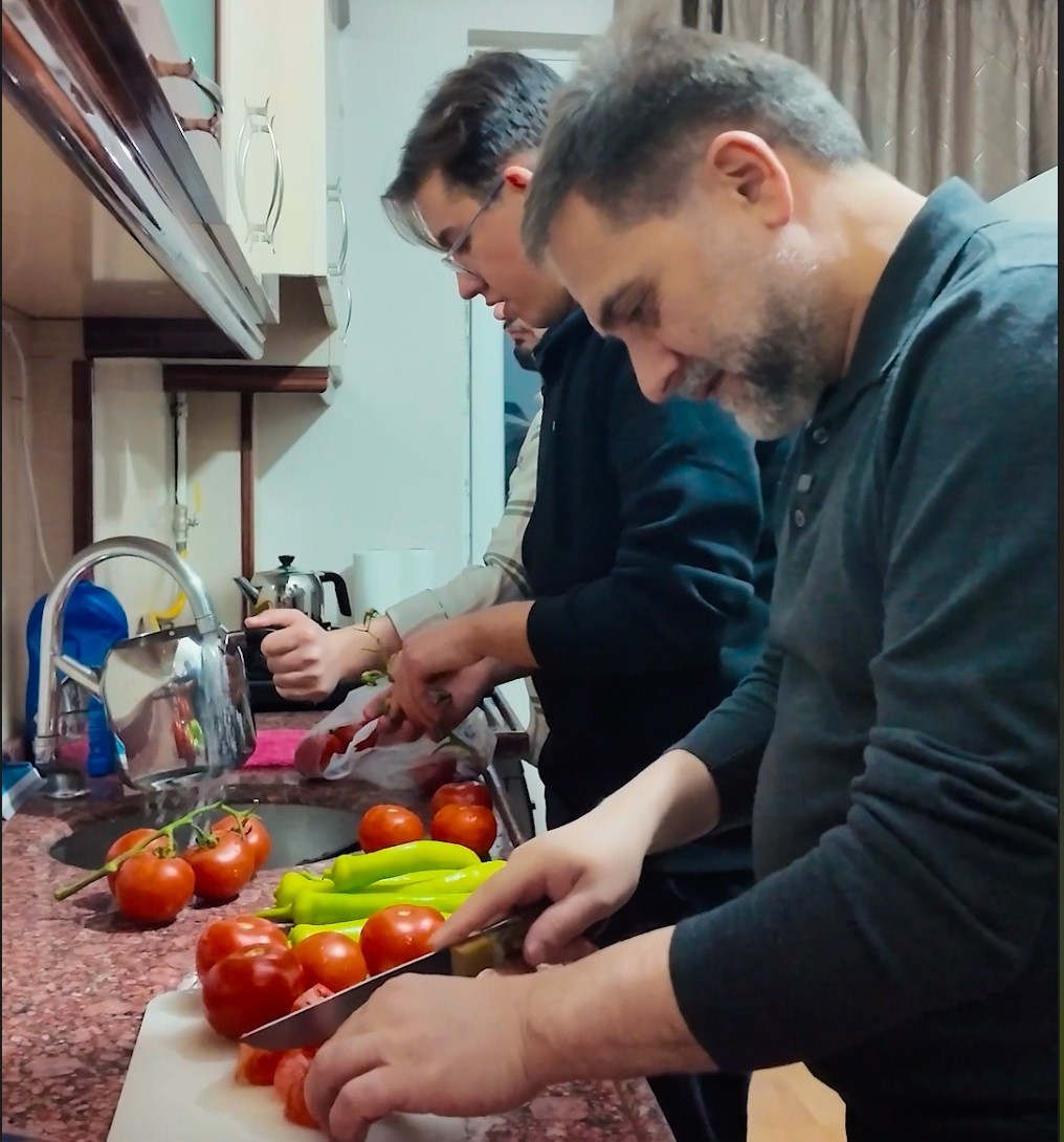 Sahur sofrasında öğrencileri yalnız bırakmadı
