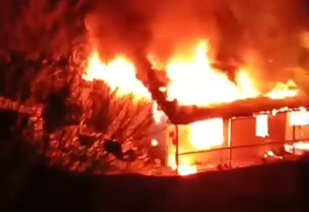 Saimbeyli’de alev alev yanan ev kullanılamaz hale geldi
