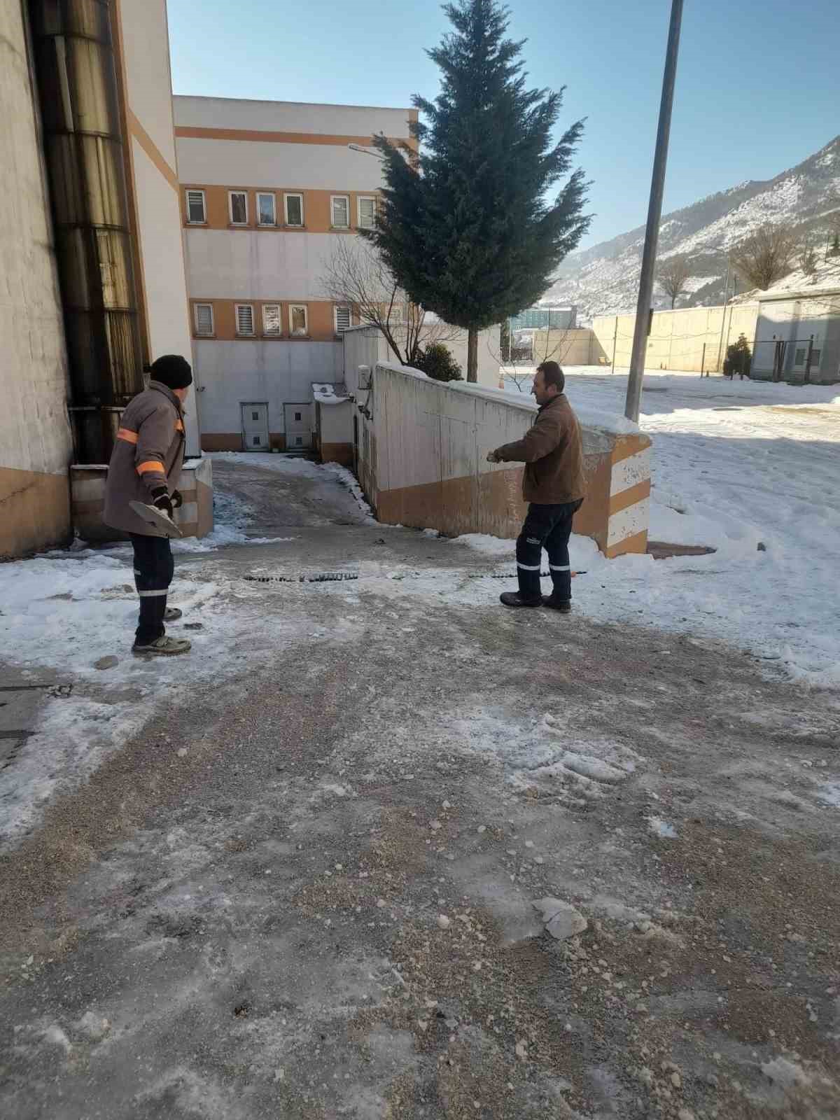 Saimbeyli’de karla mücadele aralıksız sürüyor
