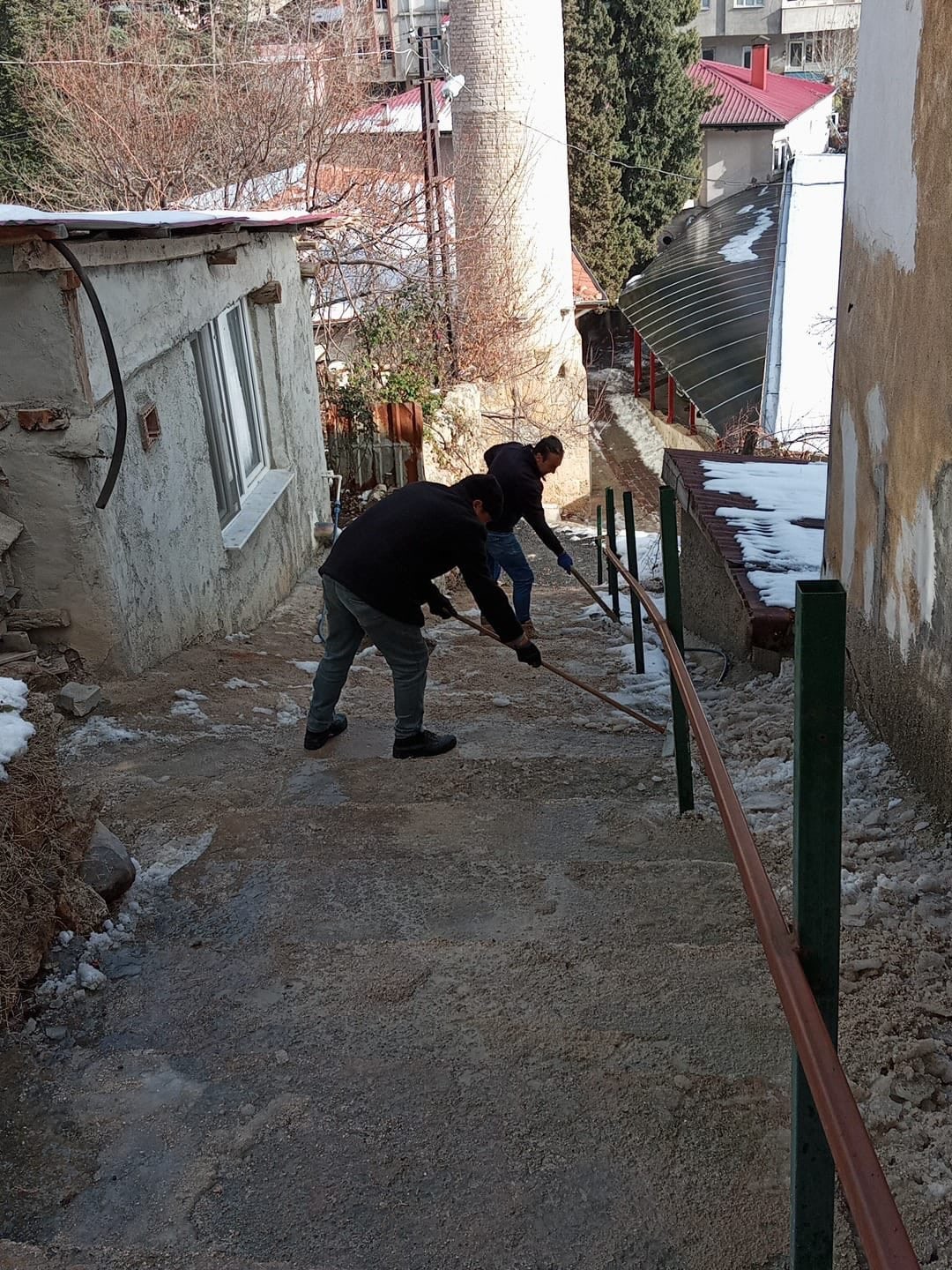 Saimbeyli’de karla mücadele aralıksız sürüyor
