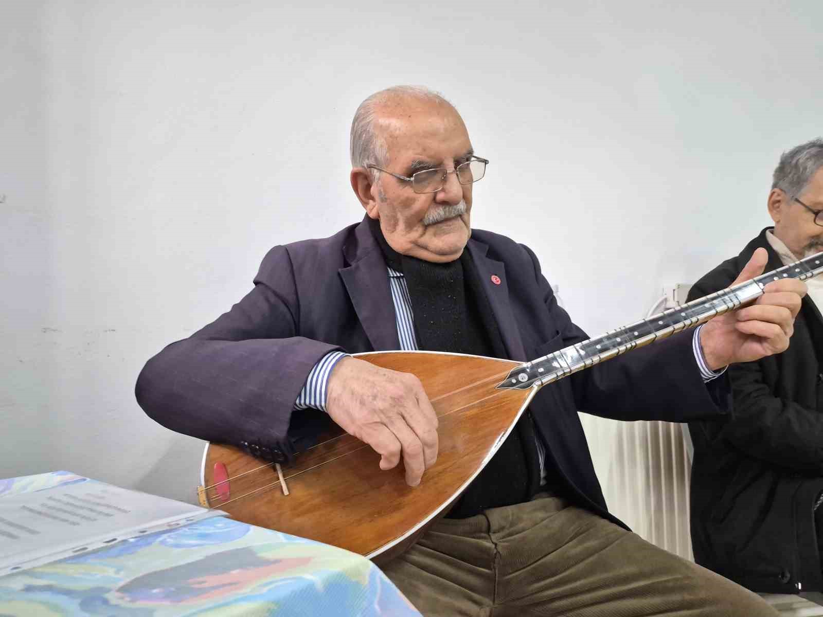 Şairler, kaybolmaya yüz tutan şiiri yaşatmanın mücadelesini veriyor
